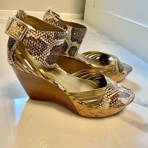Nine West Gold/Snakeskin Printed Leather and PU Leather Wedge Sandals